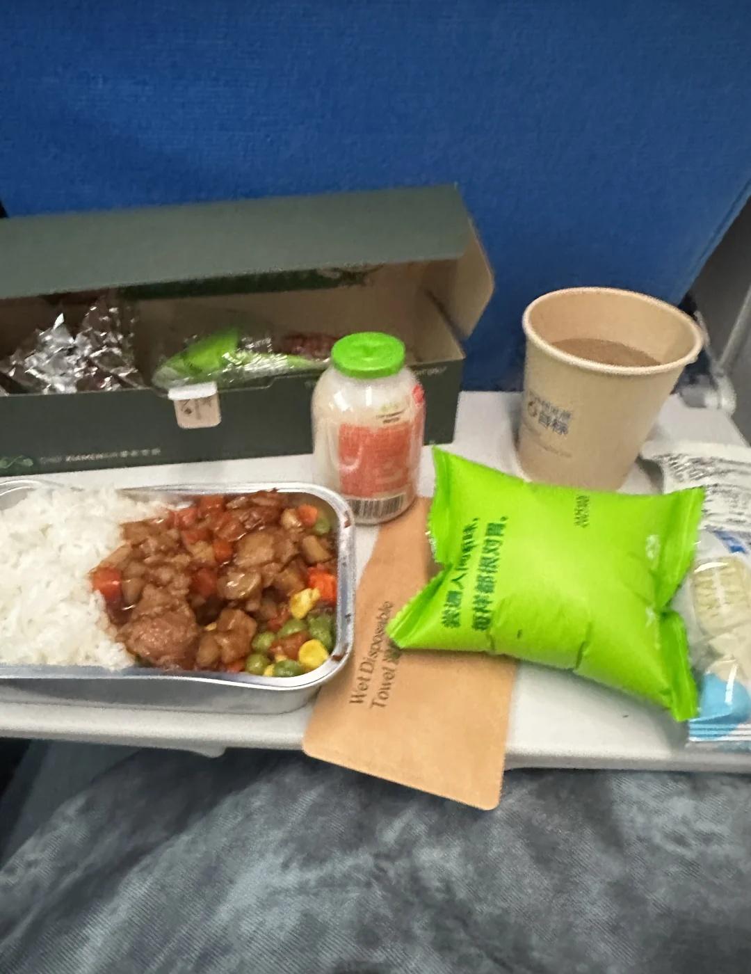 刚夸完厦门机场！又被厦航暖到😭
一上飞机就开始睡觉
睡得迷迷糊糊醒的 有点饿