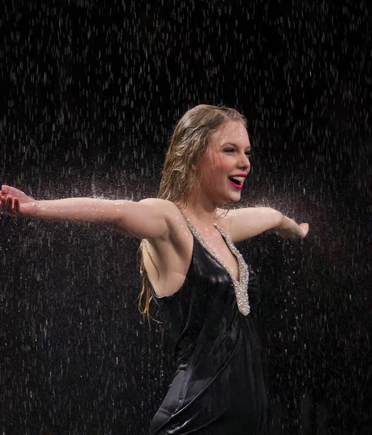 她撕掉的，不是14亿支票，是她巡演收入的五分之一。
霉霉给时代巡演团队发奖金，覆