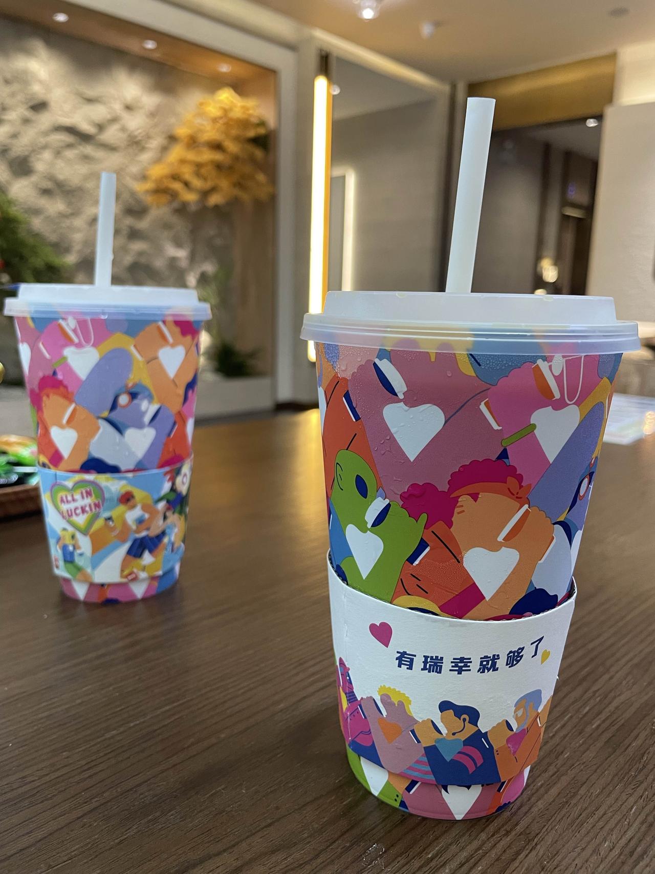 奉劝大家，能上班还是上班，上班真养人。我表姐四十八辞的职，商场站了二十多年柜台，