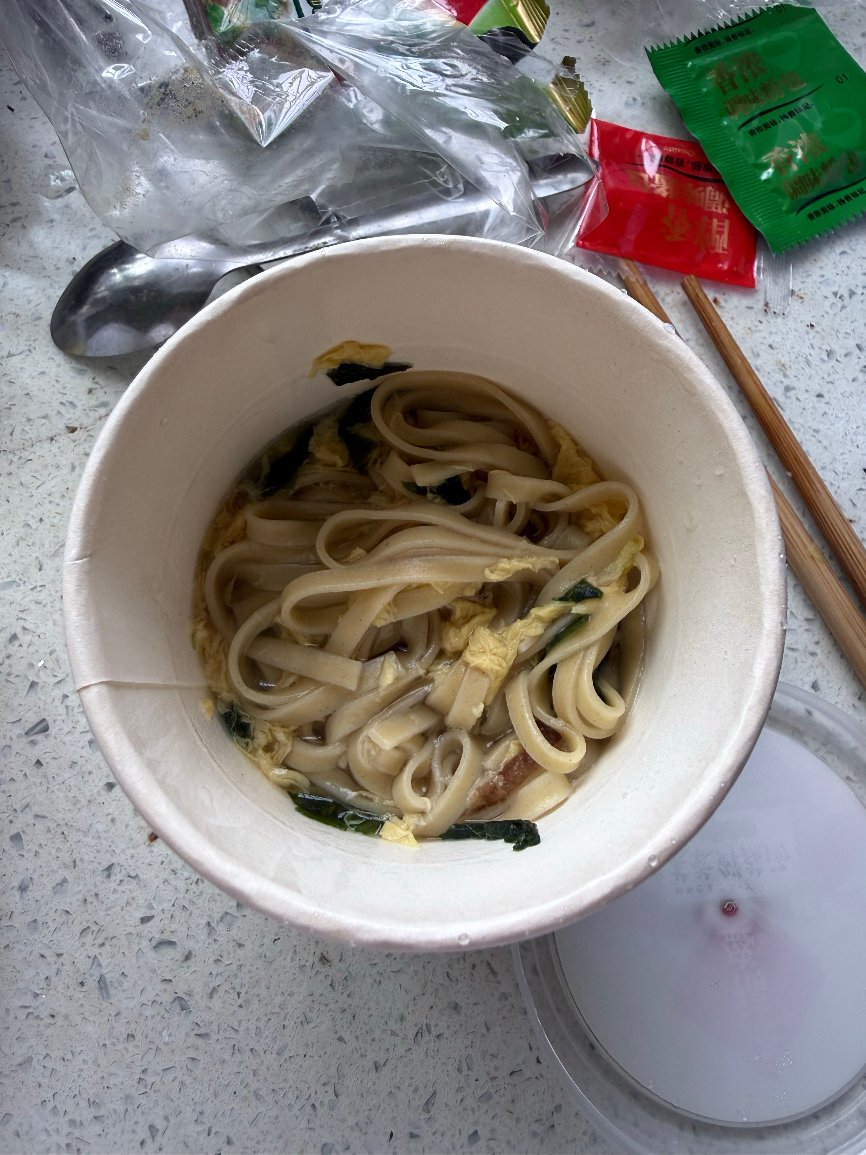 还有一盒她以为方便面，他爹买的时候没注意看，就只是蛋花汤，她非要吃，我给泡了，姥