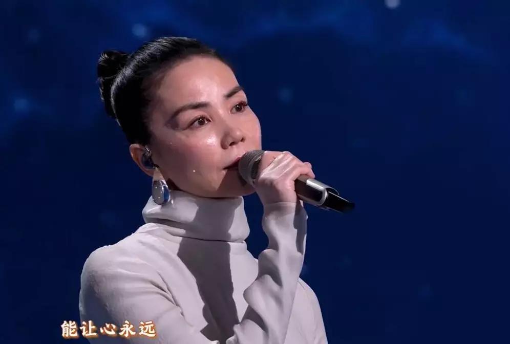 今年春晚王菲的耳环成了焦点。
57岁的王菲第六次登上春晚舞台，唱《你我经历的一刻