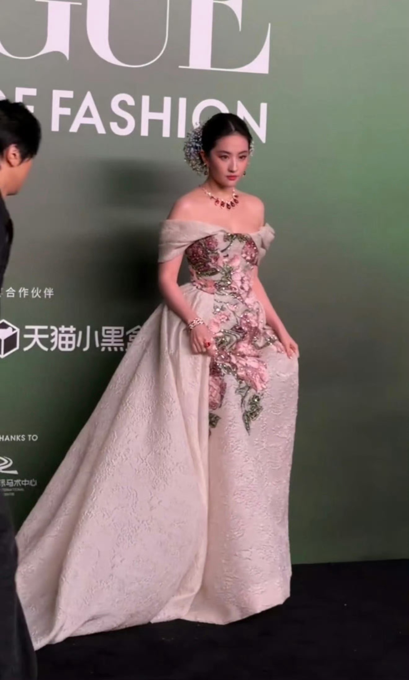 刘亦菲压轴，不是杨幂，杨幂的咖位还不如刘亦菲啊？[吃瓜][吃瓜][吃瓜]VOGU