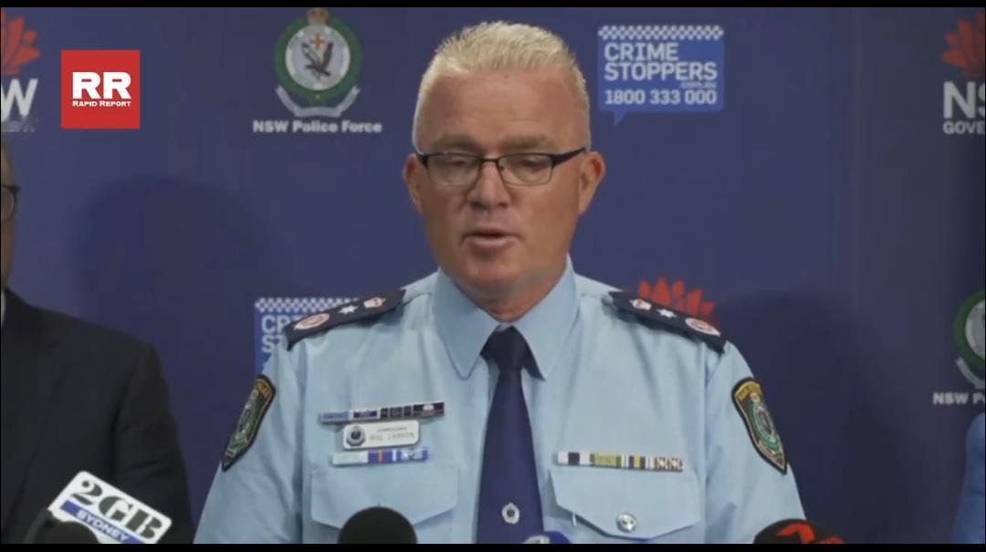 新闻快讯——警方通报，悉尼邦迪海滩袭击事件的两名枪手为父子关系，年龄分别为50岁