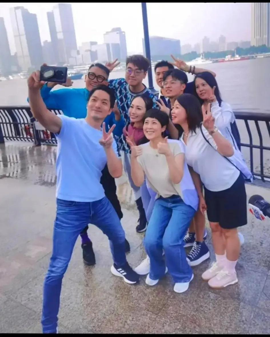 蒋万安上海之行让人感慨。把一四五零们开心得不行。什么青春，亲民，洒脱，诚恳，脱稿
