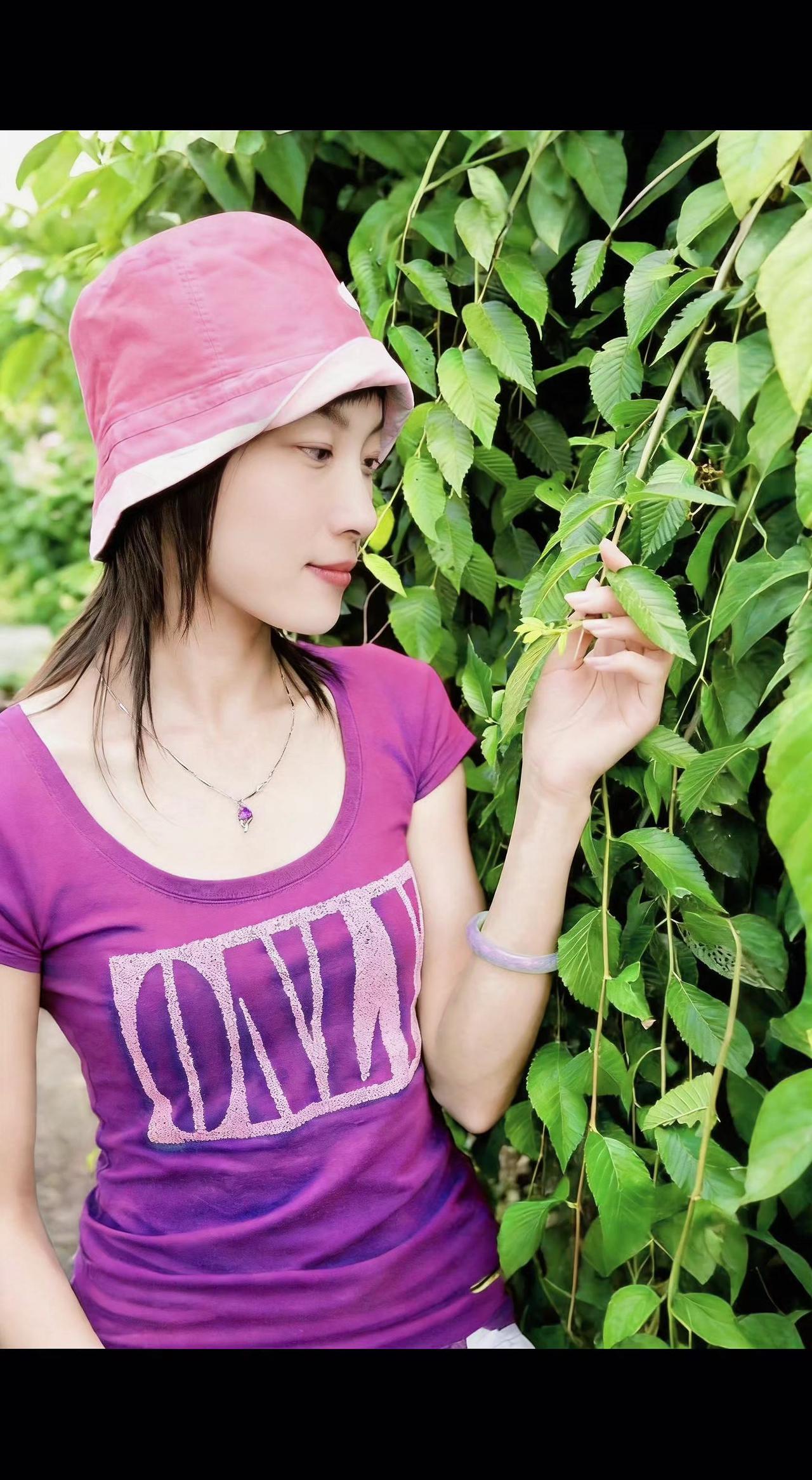 🌿指尖碰碎了阳光的光斑✨，帽檐漏下的风在叶子上写诗📖。夏天是本翻不完的绿皮书