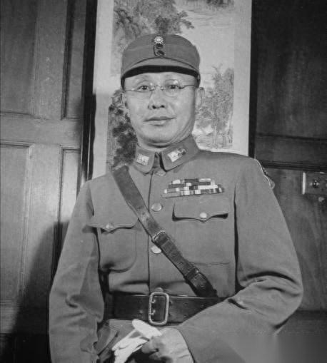 1948年，何应钦在食堂打饭时的一张留影，他眉头紧锁，若有所思。
 
这张照片定