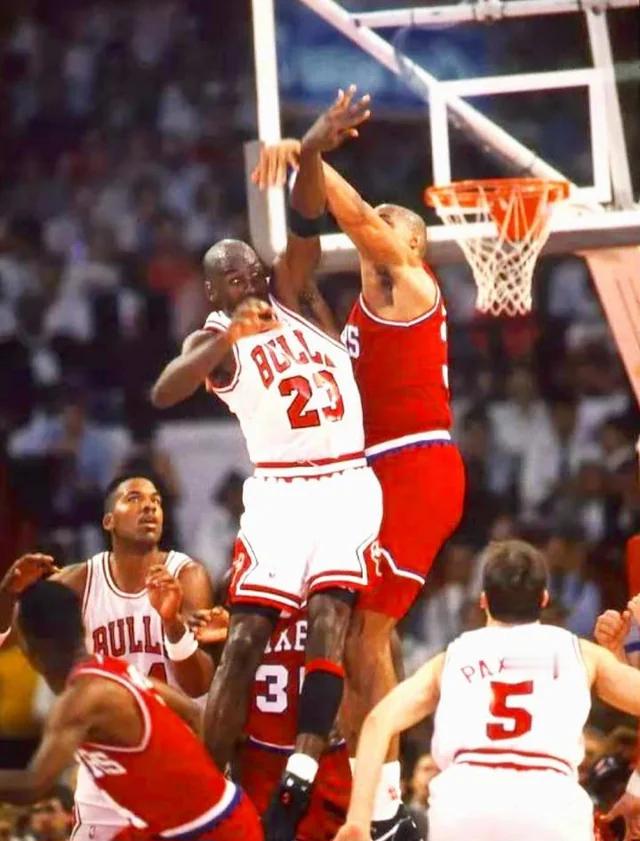 Michael Jordan  Charles Barkley 真 High F