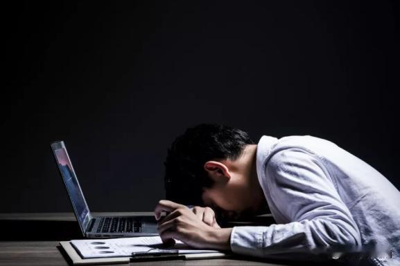 一个人的收益，常常是另一个人命运的透支。当我用 200 万买下一处旧宅，转手以 