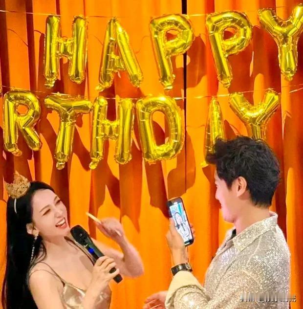 [玫瑰][玫瑰]近日，陈乔恩的丈夫艾伦为她举办了45岁的生日派对。两人搂腰亲吻，