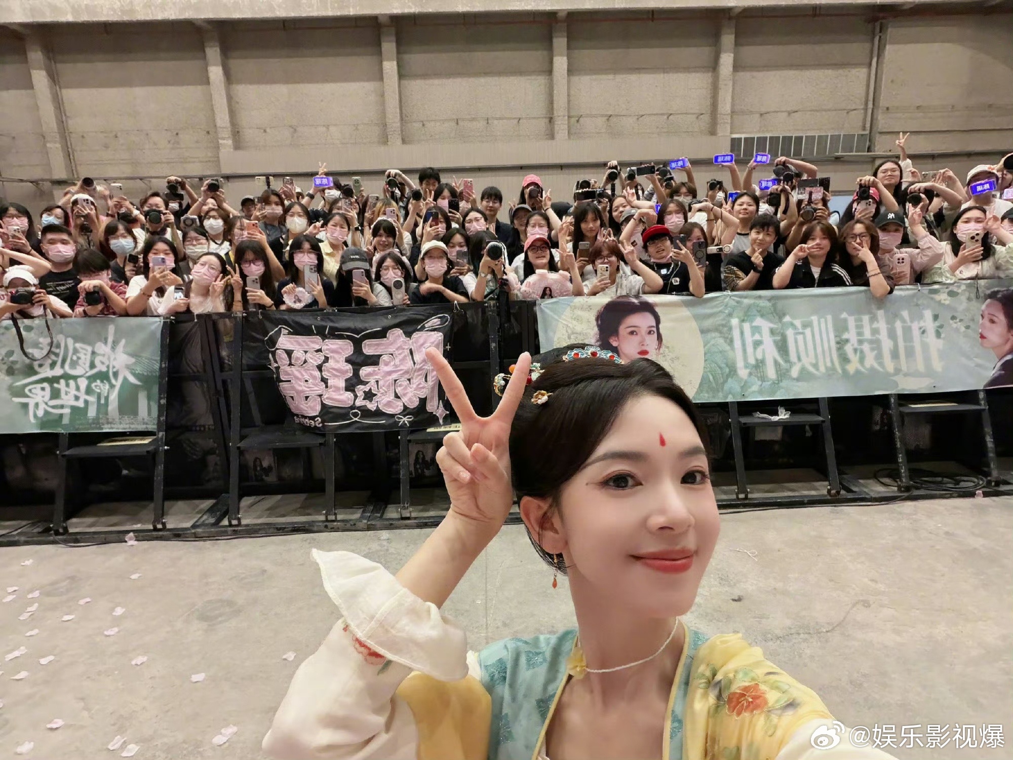 陈瑶晒跟粉丝的合照陈瑶接住粉丝的爱镜头定格线下相聚的模样，陈瑶主动晒出合照珍藏温