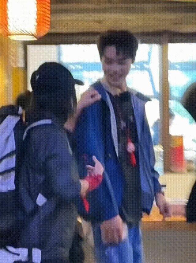 柯淳趴刘嘉玲肩膀说悄悄话 刷到柯淳和刘嘉玲的路透直接被治愈到心巴上！贴耳说悄悄话