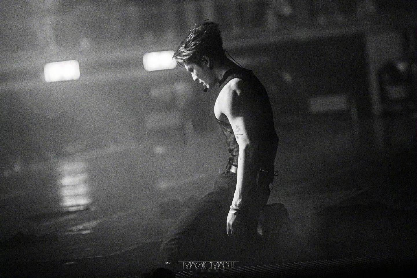 王嘉尔时代少年团终于要合作上了 光是脑补一下王嘉尔和时代少年团的合作舞台就已经期