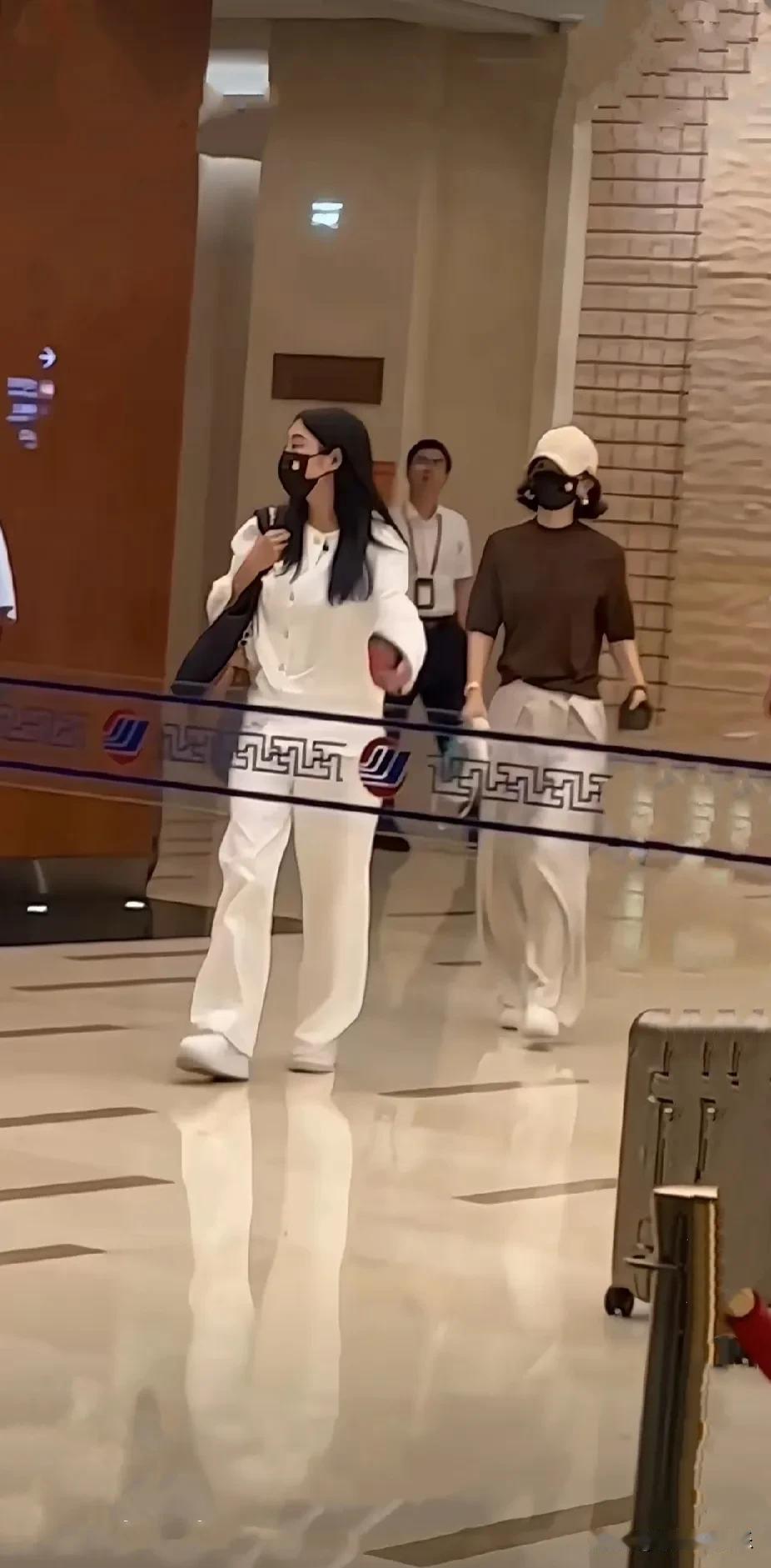 赵丽颖，真是“红气养人”，
走路带风，气质越来越好了，
举手投足间尽显帅气，
气