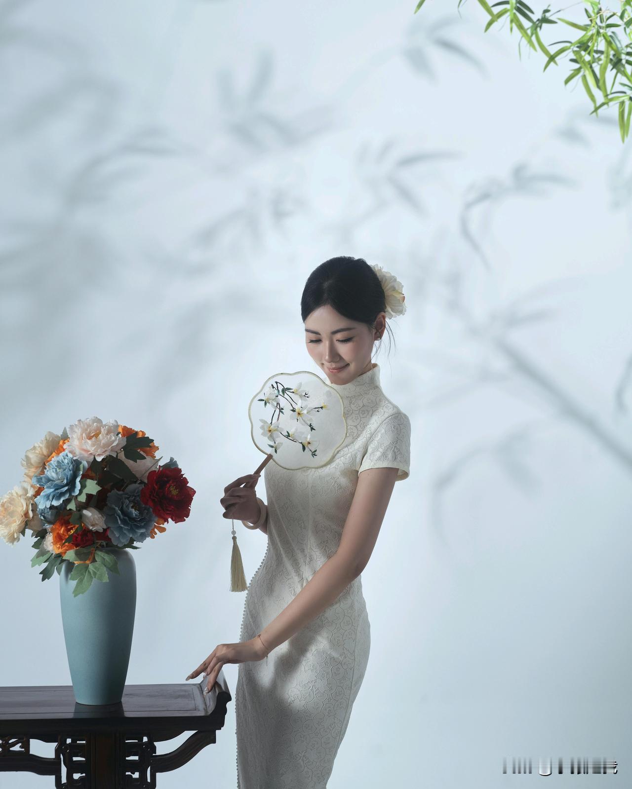 花影摇曳，扇底生香。