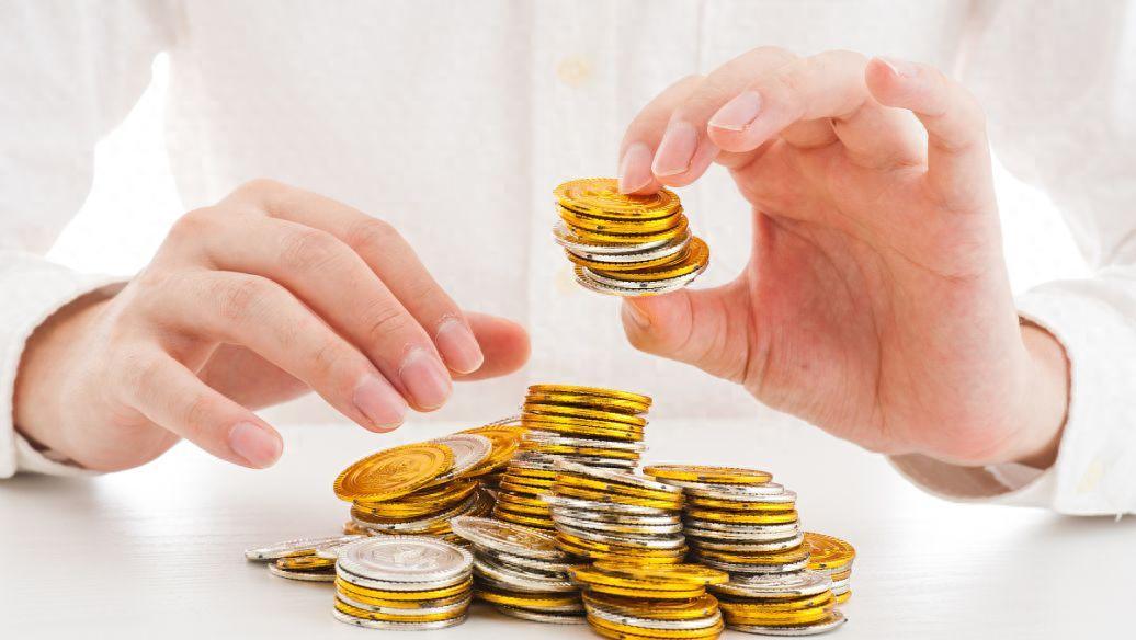 十年前朋友劝我买黄金，我没听；五年前劝我学技能，我嫌累。现在他身家千万，我还在为