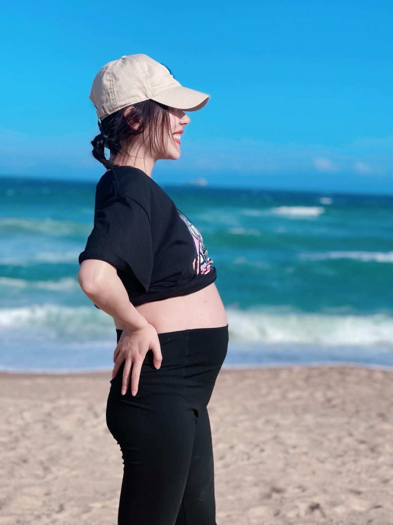 肚子里的小东西，这次跟大海合个影吧。在海南提前过夏天，
在几乎没人的黎安新区找到