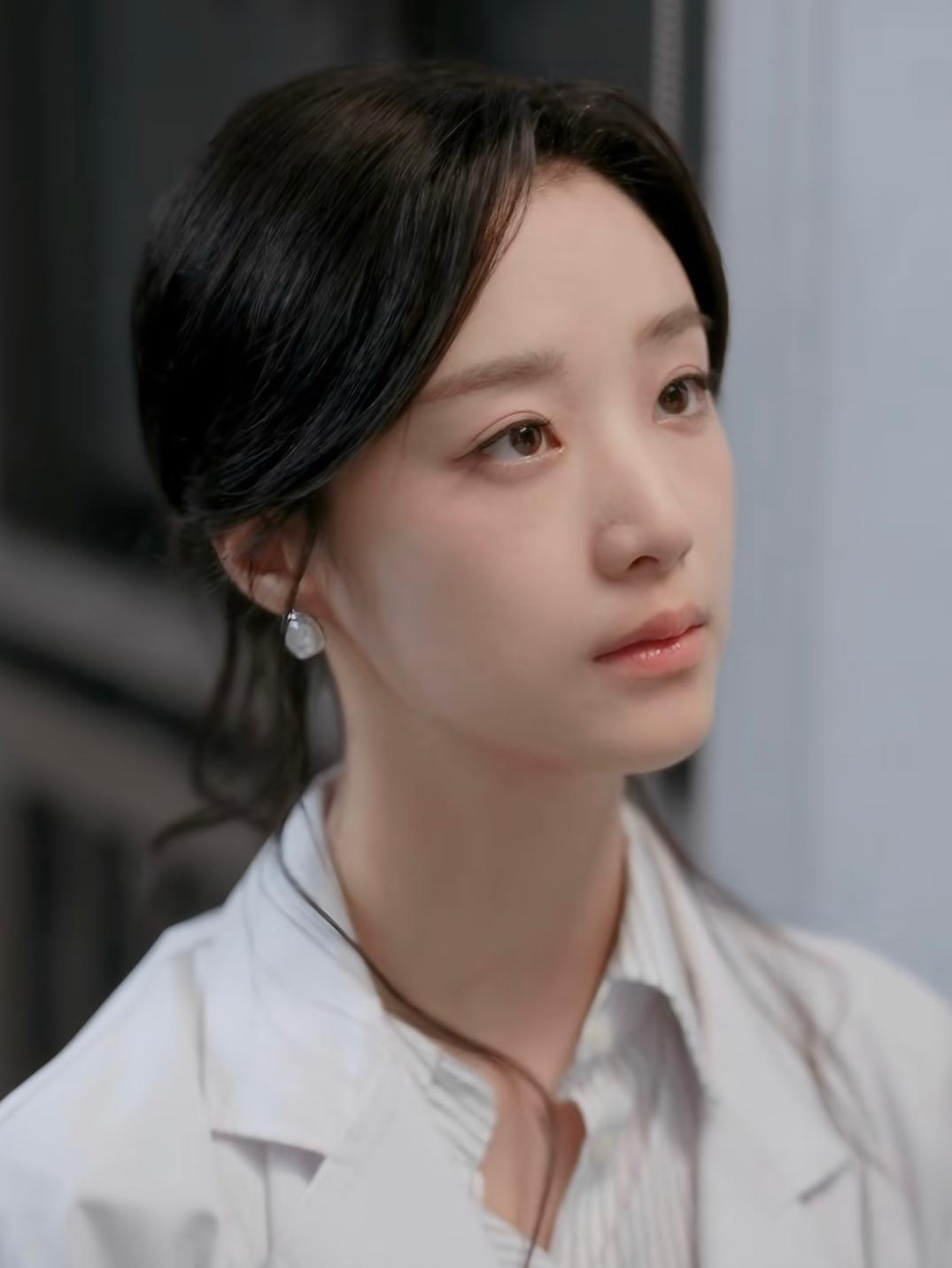 好像突然明白了
为什么看王小亿的剧那么不得劲了
总感觉差点什么 王小亿的长相也不