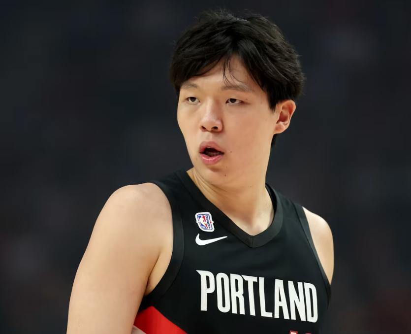 杨瀚森最后1分钟上场 NBA 杯小组赛，开拓者 102 - 115 输给马刺，直