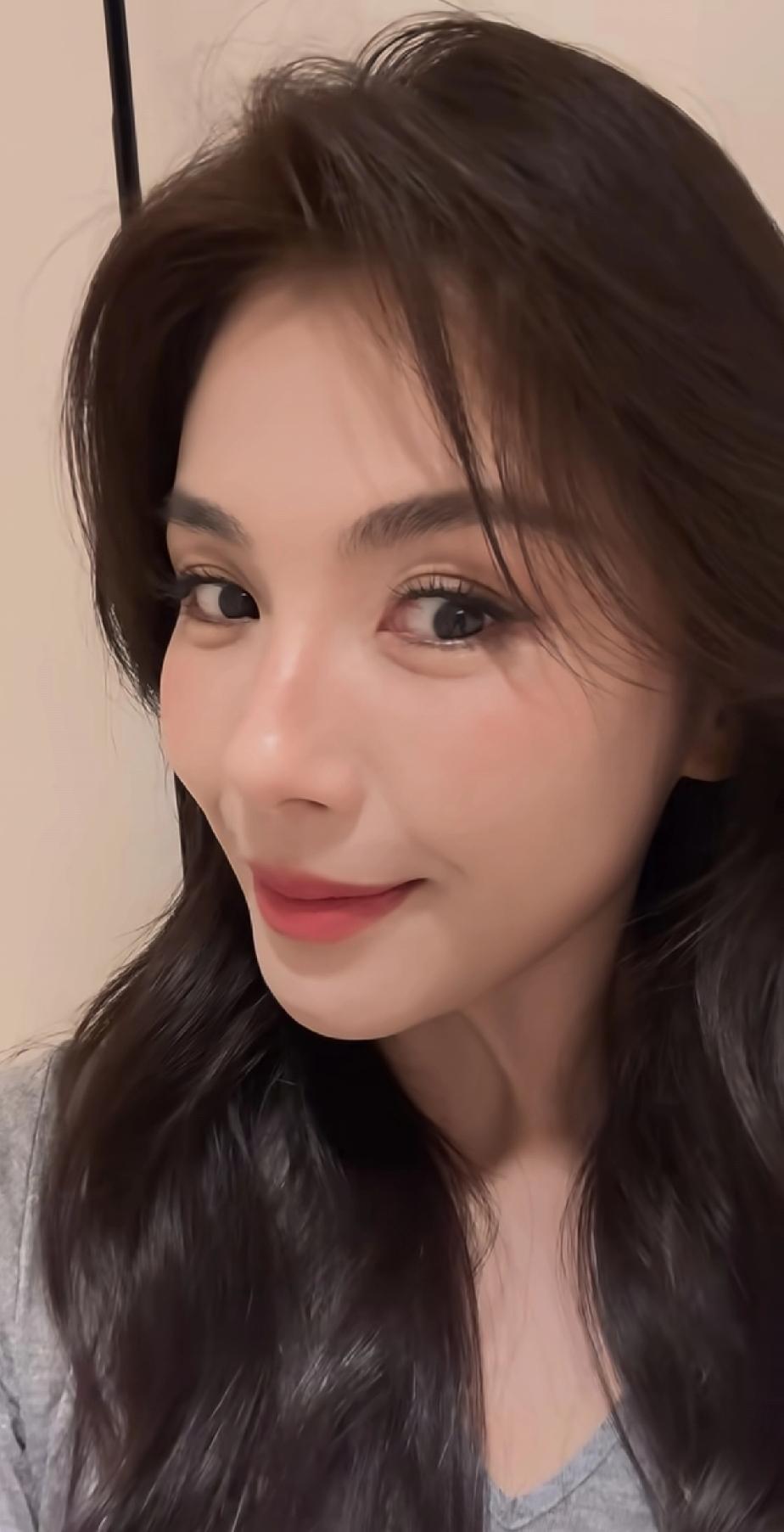 我承认，
被刘涛的自拍给美到了，
这吹弹可破的小脸蛋，
又美又可爱，她是怎么做到