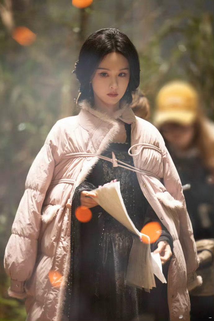 三观五官都跟了陈都灵三观五官都判给了陈都灵陈都灵 颜值出众更有端正三观，待人温和