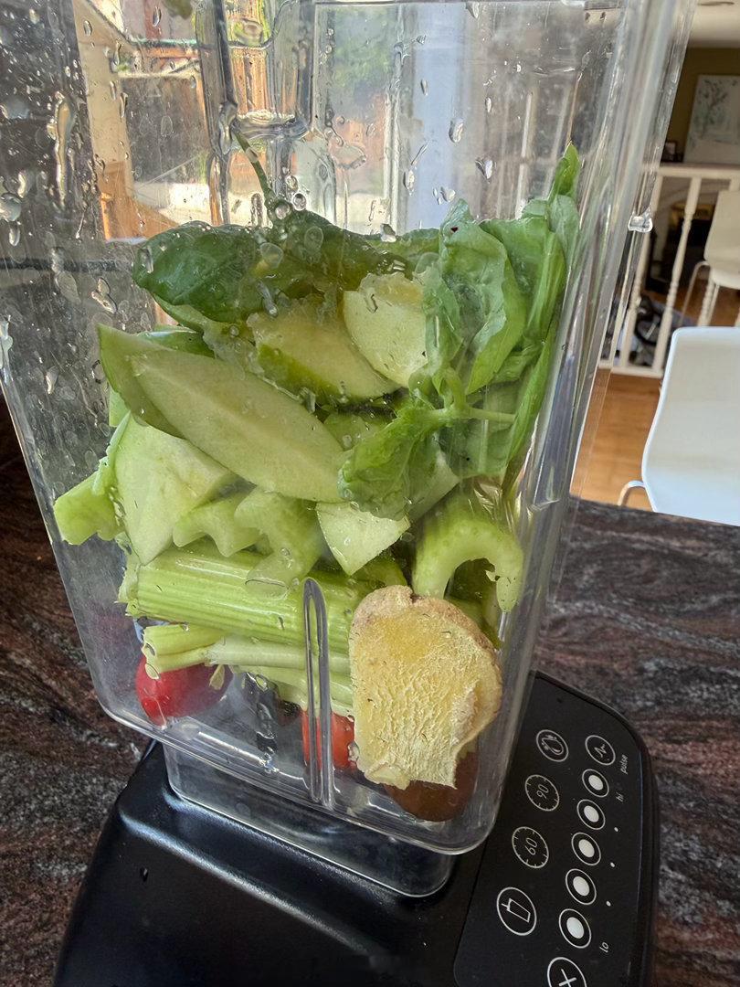 我真是神了，这玩意儿都能吃完了。。。大量的芹菜青苹果番茄，加生姜片和罗勒叶。只有