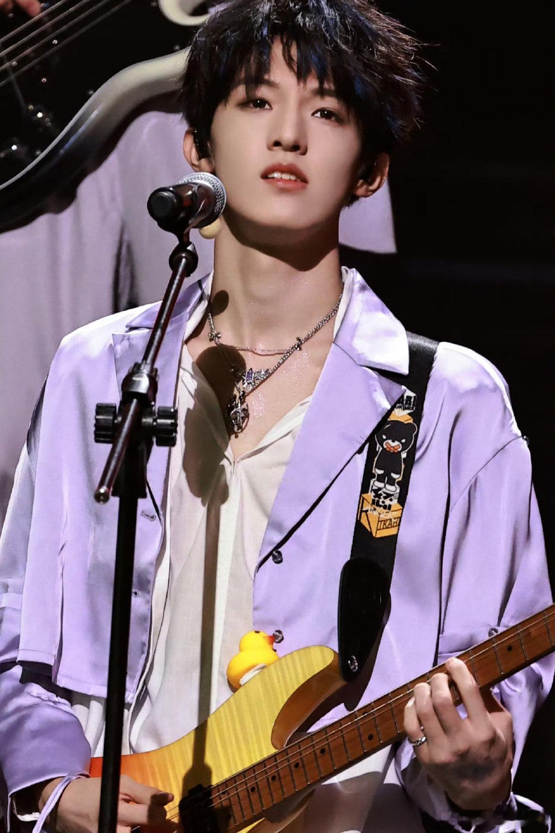 张泽禹紫色套装的确有韵味 张泽禹的紫色舞台太有感染力了！一身紫衣韵味十足，舞台上