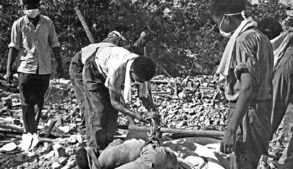 1976年，唐山大地震中，一座看守所倒塌，200多名囚犯跑出来，但是他们没有选择