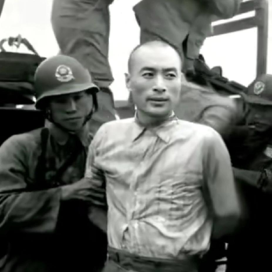 聂曦烈士的遗照，是镌刻在历史丰碑上的从容与信仰。
 
33岁的他，在就义前昂首挺