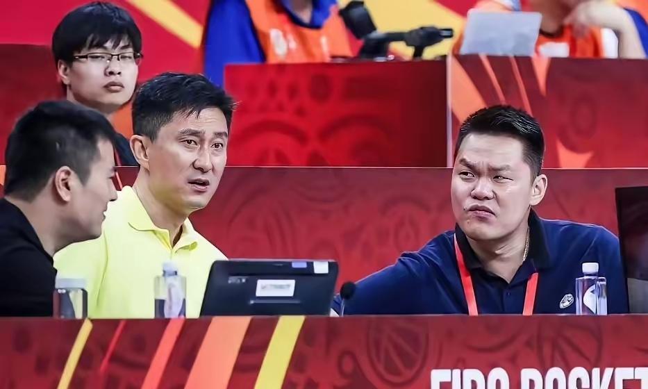 锋雨组合在球员时代，为宏远男篮立下了汗马功劳啊，宏远王朝的建立离不开他们两个啊，