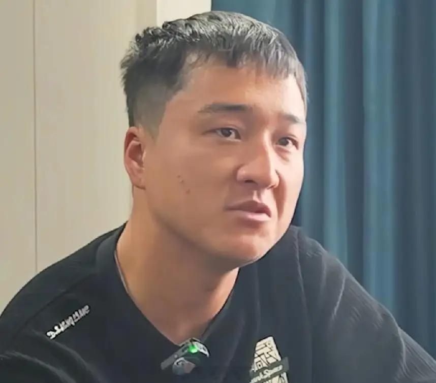 真替梁先生心痛，发小入室杀害妻儿案开庭当天，正好是梁先生妻子的生日。凶手现在判死