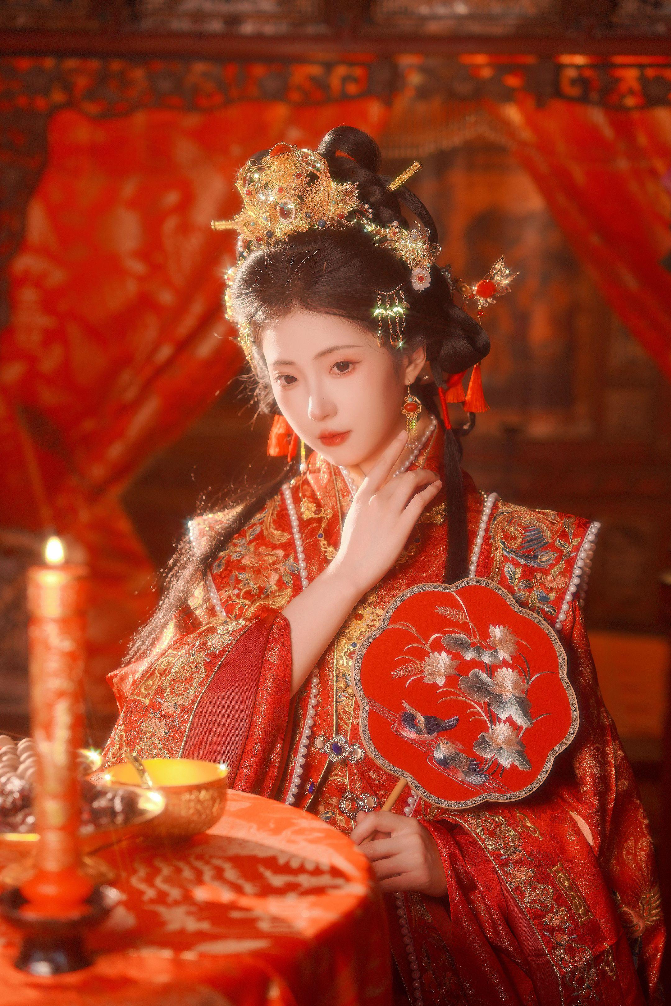 来自中式婚礼的端庄大气——凤冠霞帔。