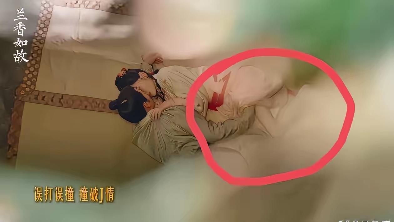啊？！都掀裤子摸腿了，之前看着以为就是合衣而卧，
我单纯了[打脸]
现在的剧看的
