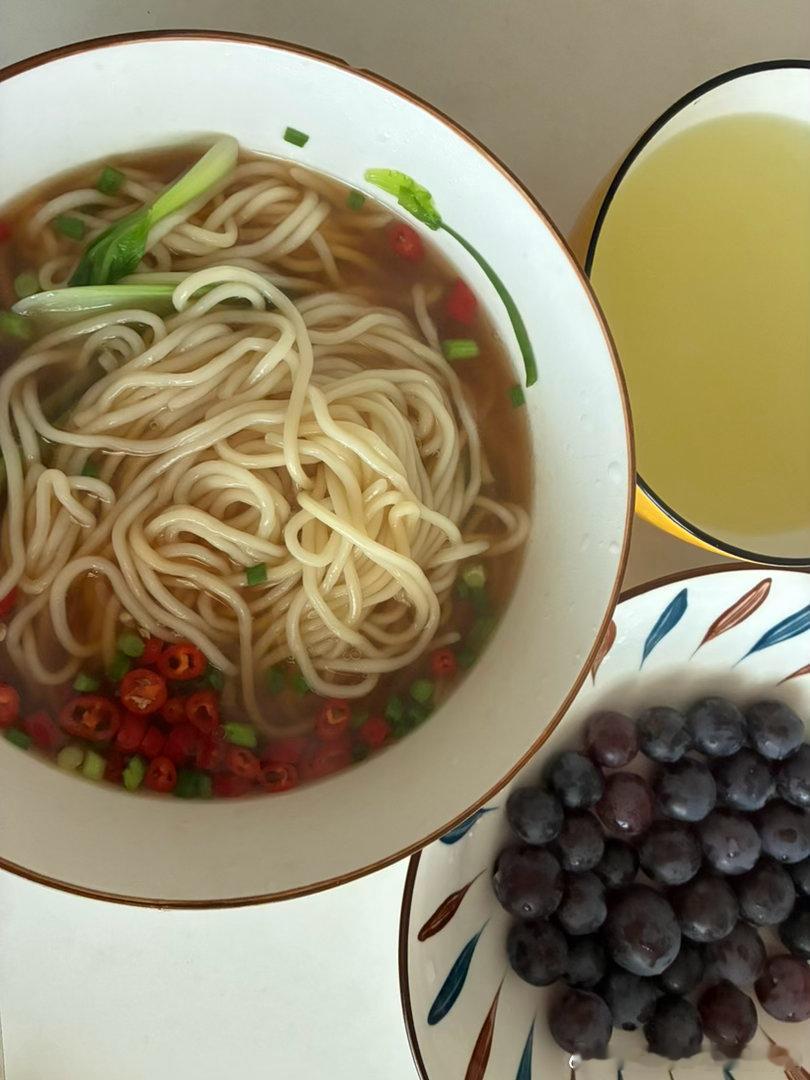 今天中午的面少点滋味啊[挖鼻]连吃一周的面[挖鼻]并不知道换一个口味要吃啥[挖鼻