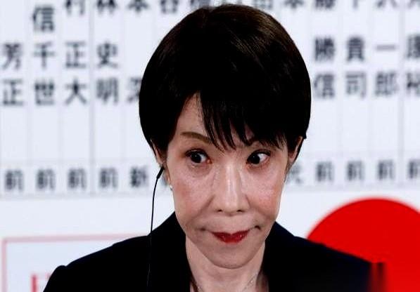 一艘百来吨、浑身叮当作响的老船，硬是往咱们五千吨的海警巨舰上蹭。
那画面，说实话