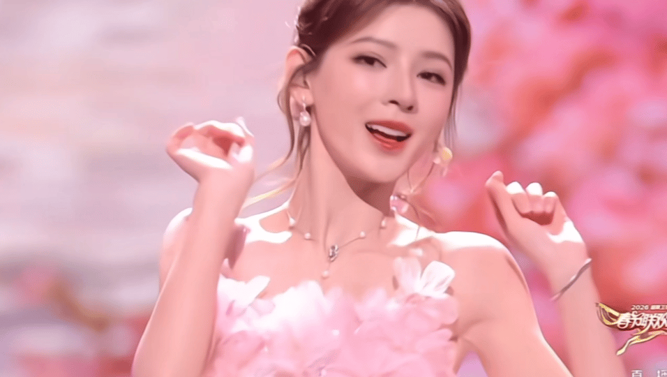 张予曦 花仙子 原来童话不需要特效。她低头嗅花时睫毛垂落的弧度，转身时裙摆带起花