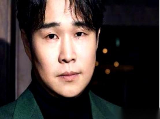 每月5号，小沈阳哥哥沈飞的手机都会震一下。
一笔5万块的转账，准时到账。备注栏干