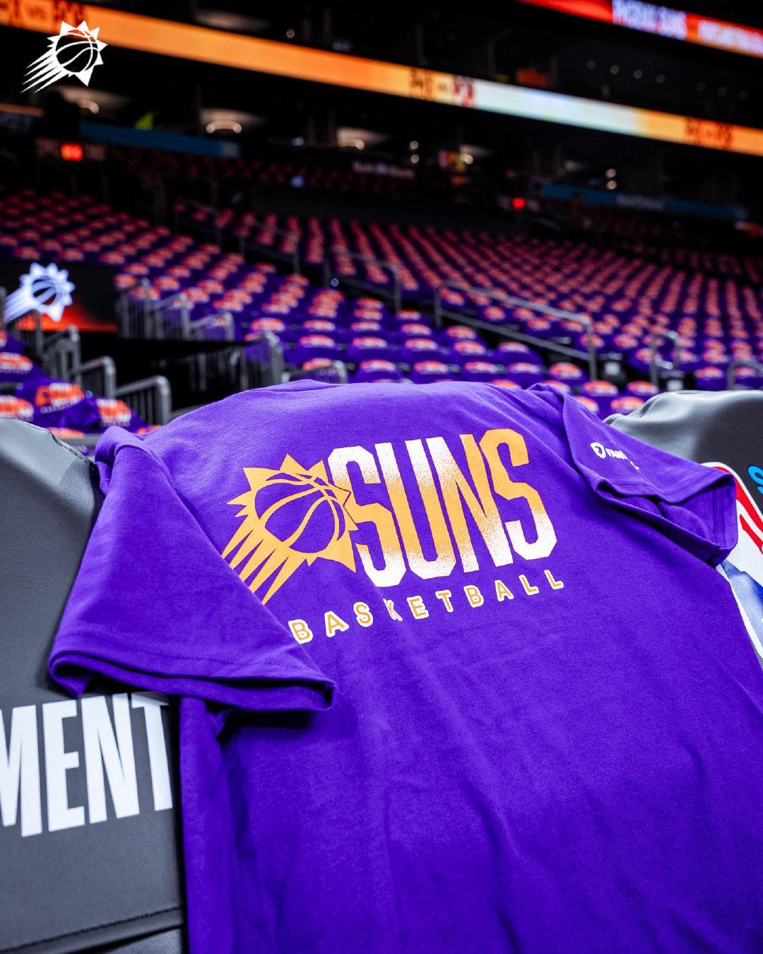 所有座位都已铺上紫色的应援T恤💜 开拓者vs太阳 ｜菲尼克斯太阳 ｜  cr：