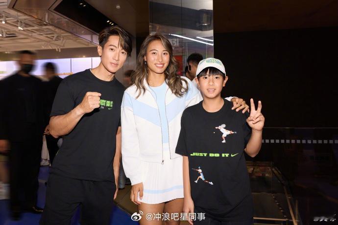 吴尊带儿子和郑钦文合影吴尊和儿子与郑钦文合照 吴尊发博，晒和儿子与郑钦文合照~ 