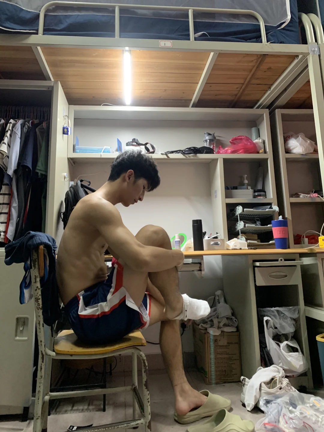 男大日常｜打完篮球回宿舍休息｜live图✅