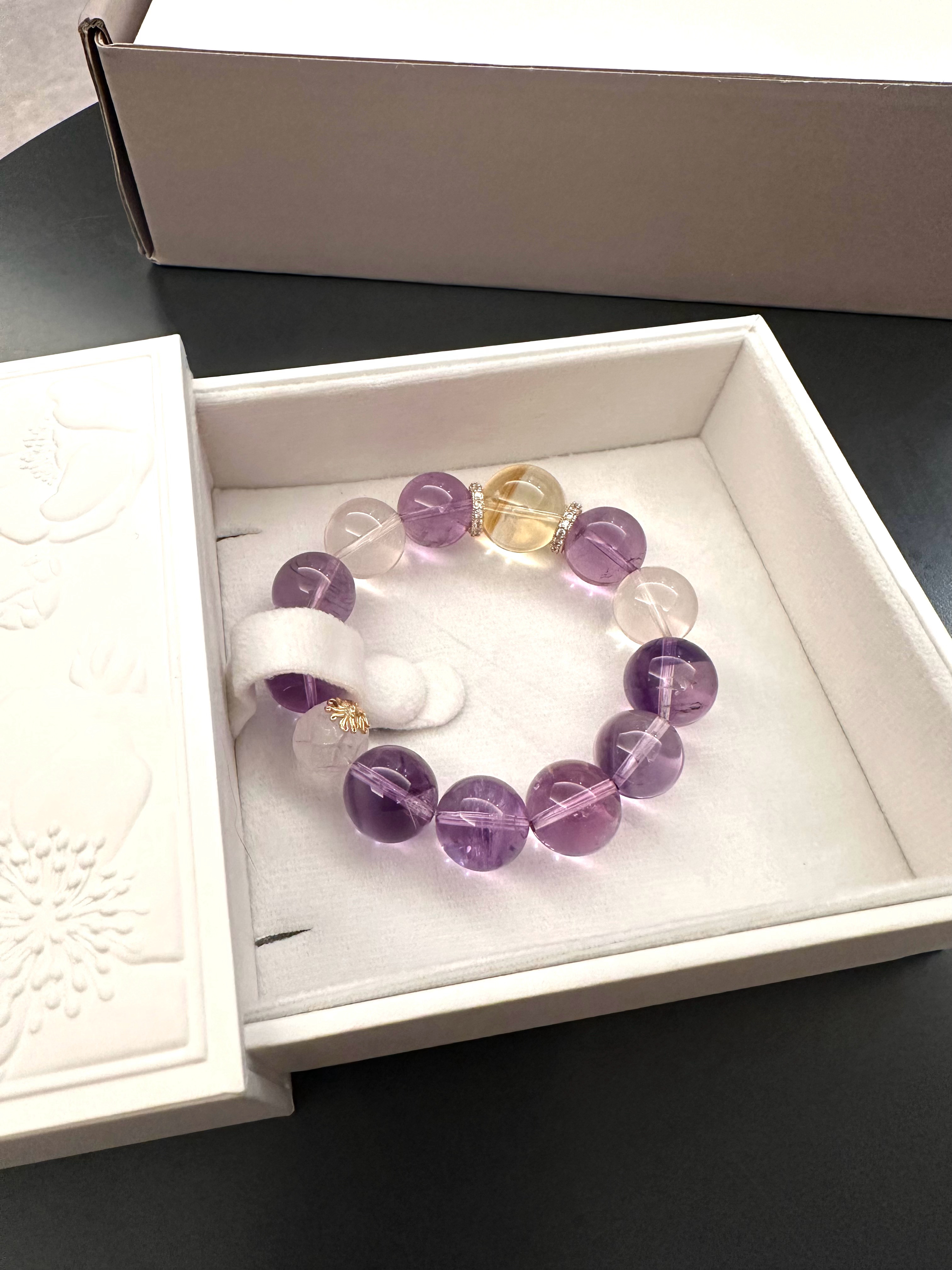 定制的水晶快递来回折腾了两次 结果戴了一个月就丢了 伤心 在rong点太多了 被