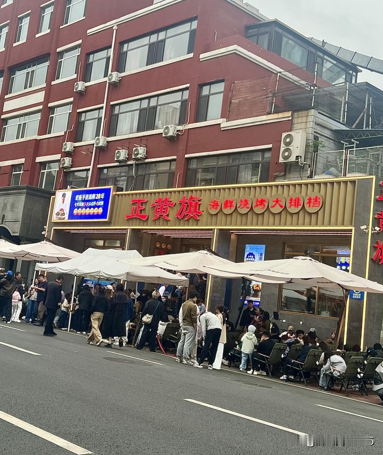 为了吃一顿晚餐，等待两小时值吗?

昨天傍晚的时候，远远就看到排队等候的人群，目