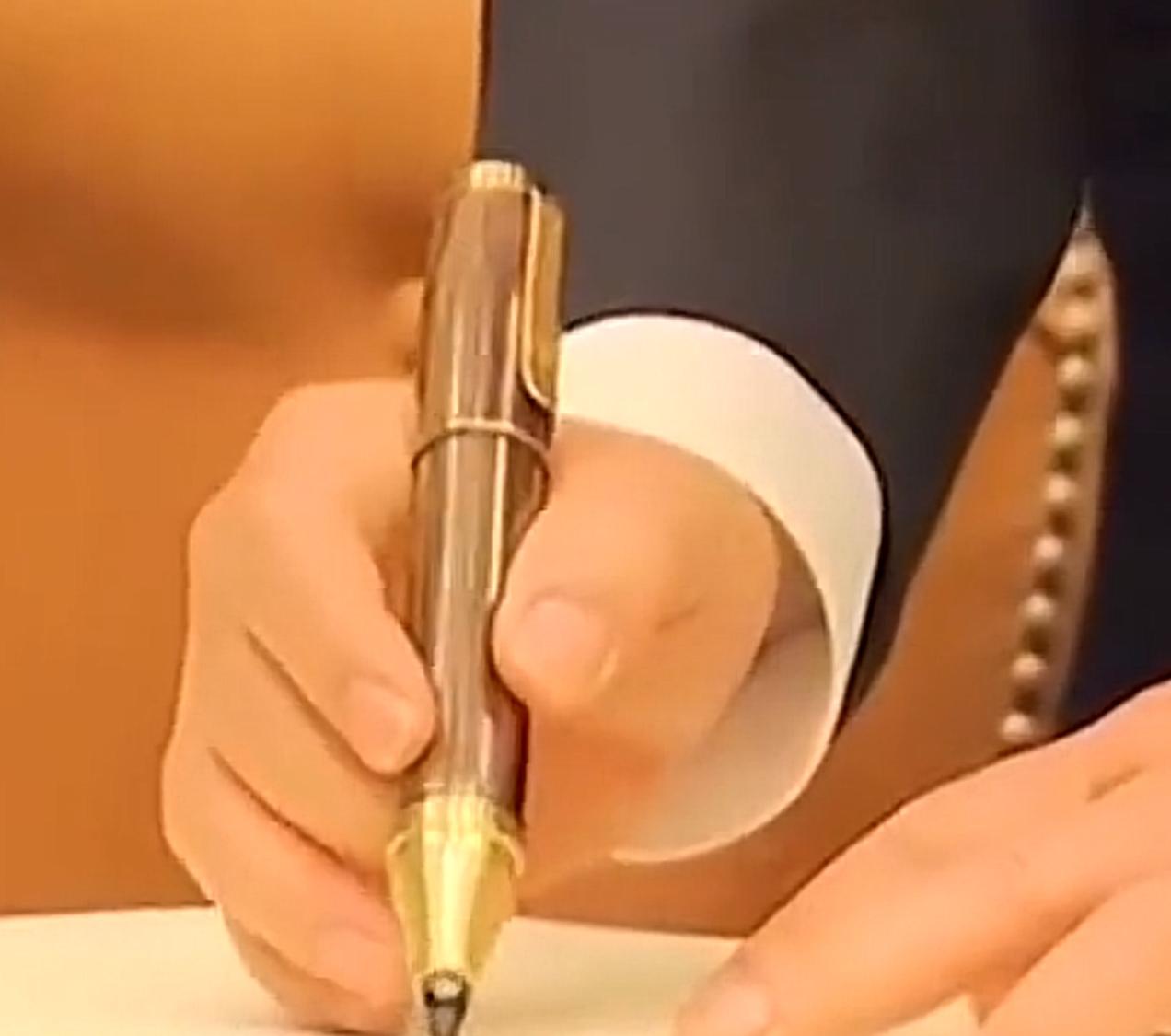 美韩首脑会晤，一只钢笔成为了焦点。这次川普与李在明的会晤谈了什么都不重要，因为双