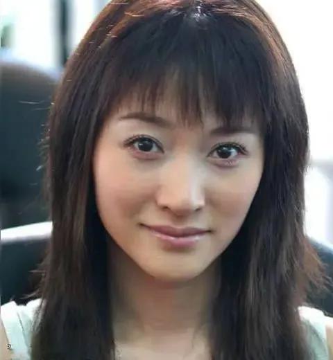 许多女演员，长得不漂亮，如李小冉、宋佳、张凯丽、秦海璐、姚晨、赵丽颖等，但有许多