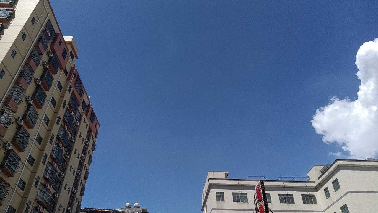 有时候天空还是很蓝的呢，