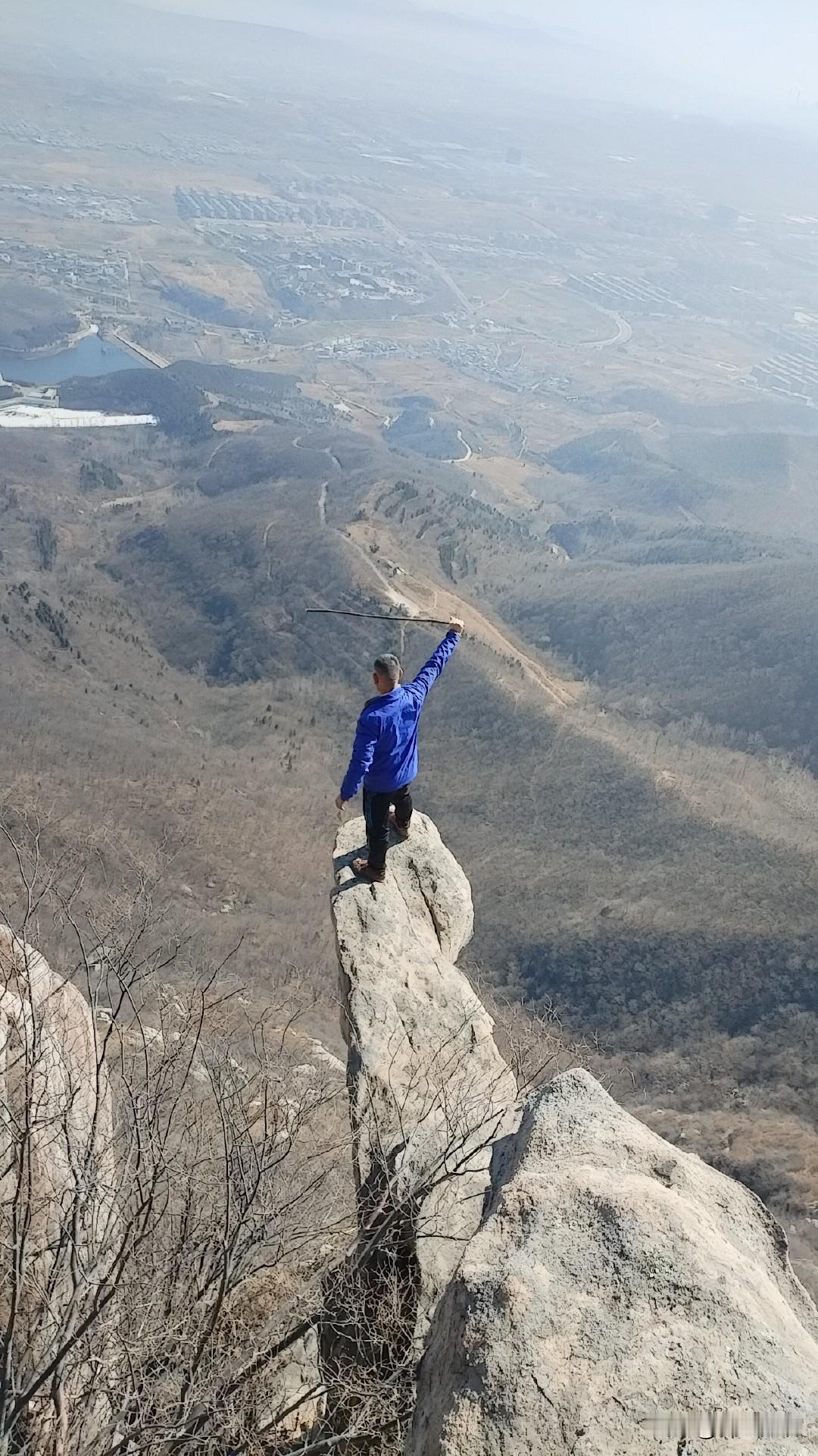 嵩岳巍峨接碧天，嶙峋怪石立崖边。
千沟万壑藏云气，叠岭层峦锁雾烟。
枯木疏枝凝冷