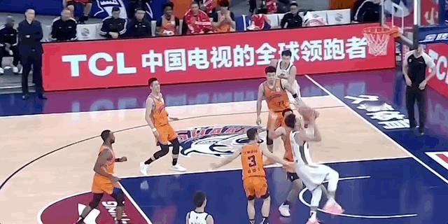 李玮颢篮下2+1打进！篮球推荐cba