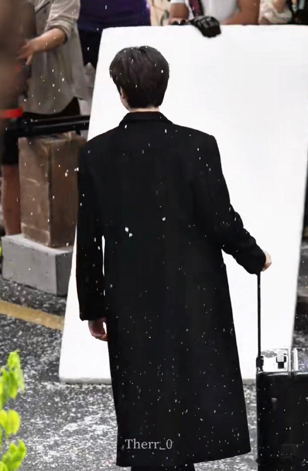 林一卢昱晓雪景相拥路透 这是什么神仙画面！皑皑白雪里的紧紧相拥，把《折月亮》的暗