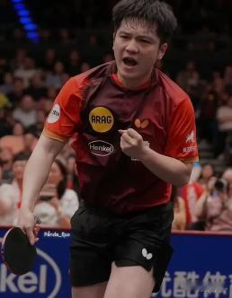 樊振东上演连续变线神仙球打服队友 杜塞尔多夫三连胜，樊振东三战全胜一局未丢。比分