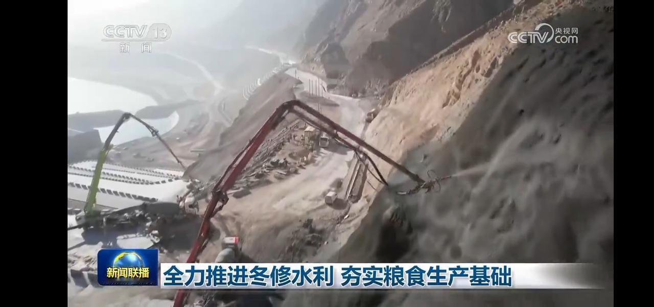 “冬修水利，粮食丰收在望！”🌾🚜
