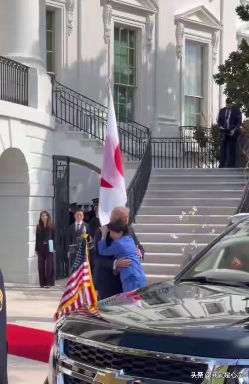 就这种行为，咱们还说什么呀？
这妥妥就是一个妈妈桑
高市早苗访美，特朗普在门口迎